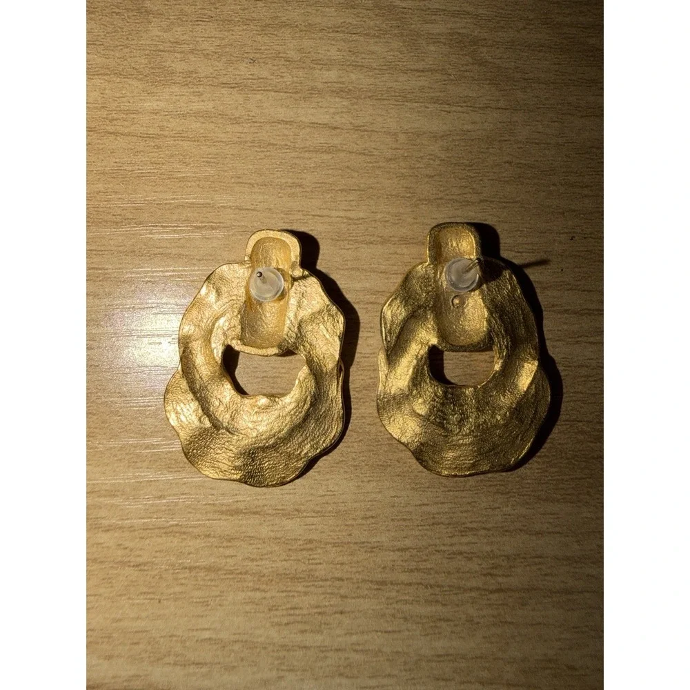 Vtg Hammered Matte Gold Tone Stud Dangle Pierced Earrings Wavy Hoop Statement